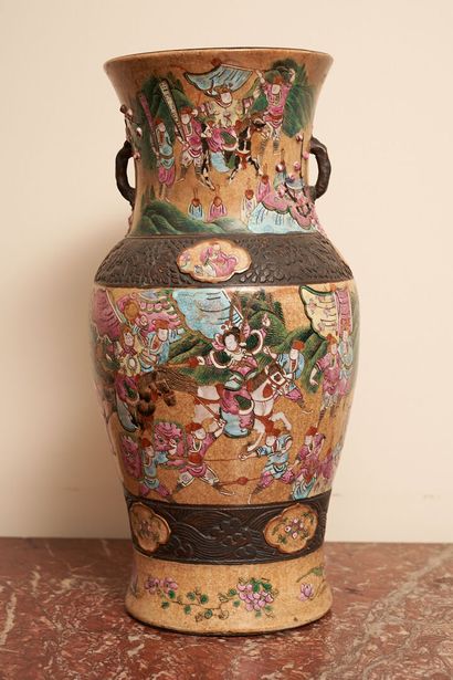 null Chine (Nankin)
Vase à décor polychrome des émaux de la famille rose de guerriers.
Haut...