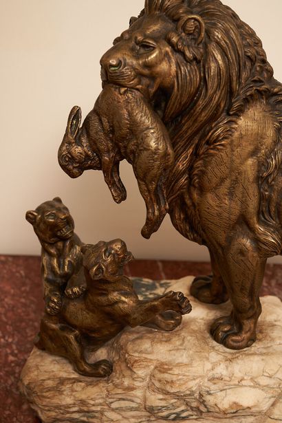 null Ecole française du XIXe siècle
Lion mordant un lièvre.
Epreuve en bronze ciselé...