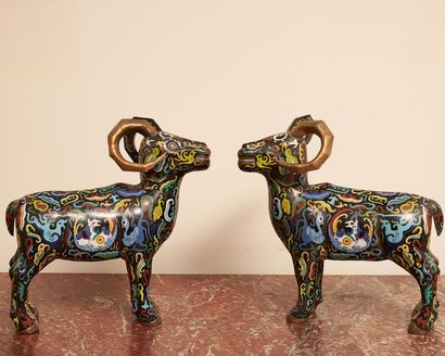 null CHINE, XIXe-XXe siècle 
Deux chèvres en bronze à décor aux émaux cloisonnés...