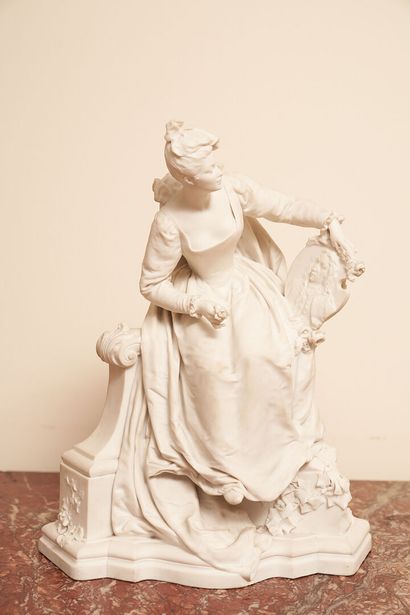 null Paris
Figure de femme en biscuit.
Fin du XIXe siècle. 
Haut : 38 cm