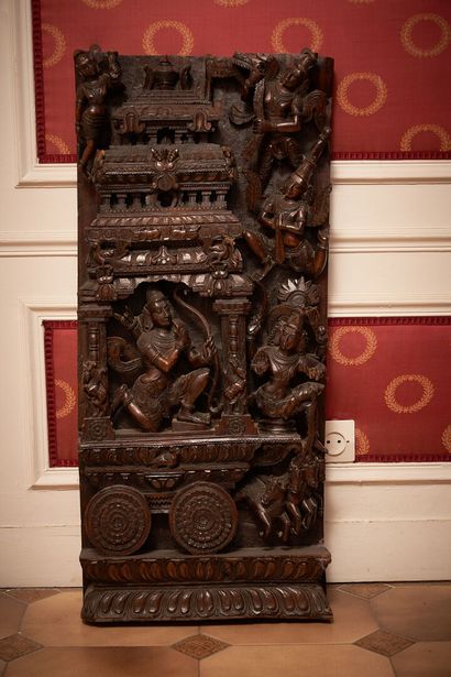 null INDE
Panneau décoratif en bois sculpté en bas-relief représentant un temple...