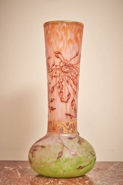 null DAUM NANCY
Vase à long col légèrement évasé en verre multicouche à décor gravé...