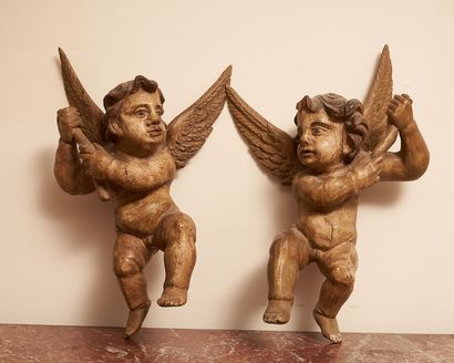null DEUX ANGELOTS formant pendants en bois sculpté et patiné. 
XIX siècle 
(Accidents)
Haut....