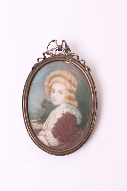 null Ecole Française du XIXe siècle 
Portrait de profil à la perruque
Miniature ovale...