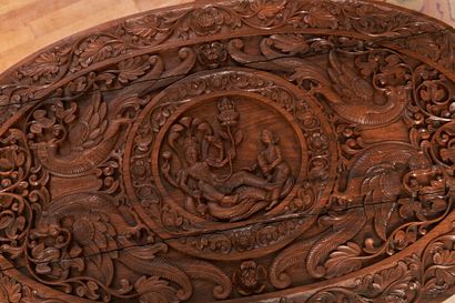null CHINE, XIXe siècle
Table basse de forme ovale en bois sculpté à décor rinceaux,...