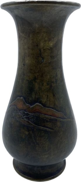 null JAPON
Vase de forme balustre en bronze à patine brune à décor en bas-relief...