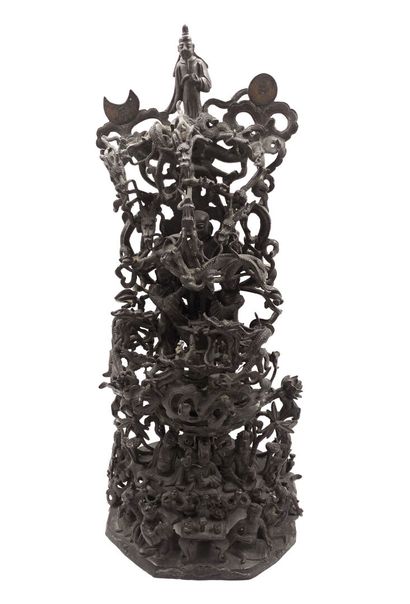 null Chine, époque Ming, XVIe/XVIIe siècle 
Sculpture en bronze patiné ajouré à décor...