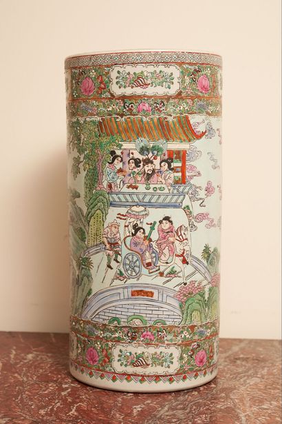 null CANTON 
Porte parapluies en porcelaine décorée en émaux de rose de scènes chinoises.
Haut...