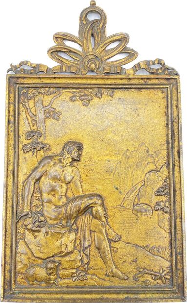 null Plaque à fronton en bronze doré représentant en bas-relief un homme au bain.
XIXe...