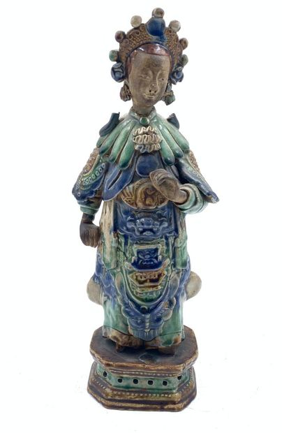 null CHINE, XIXe siècle
Statuette en grès polychrome figurant une femme debout.
Haut....