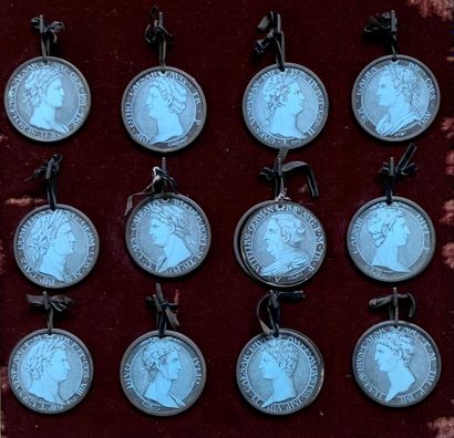 null Douze médaillons émaillés bleu figurant des profils d'empereurs.
Présentés dans...