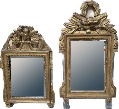 null Deux petits miroirs à fronton en bois et stuc doré à décor de trophées et coeur...
