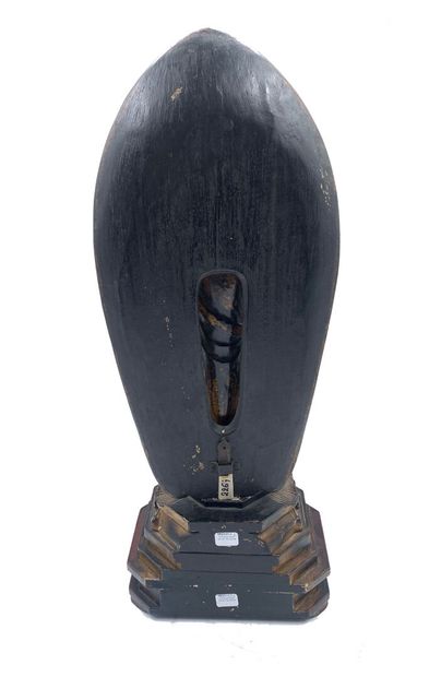 null Japon, XIXe siècle 
Sujet en bois doré représentant Bouddha debout dans une...
