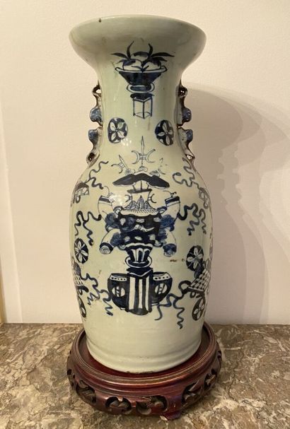 null CHINE
Vase de forme balustre en porcelaine bleu blanc à décor d'objets de lettré....