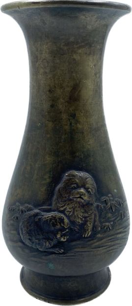 null JAPON
Vase de forme balustre en bronze à patine brune à décor en bas-relief...