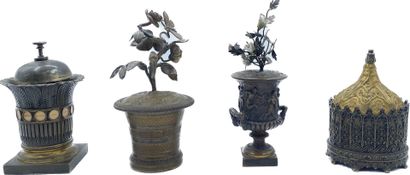null Ensemble en bronze patiné et doré comprenant un vases Médicis garni de fleurs...
