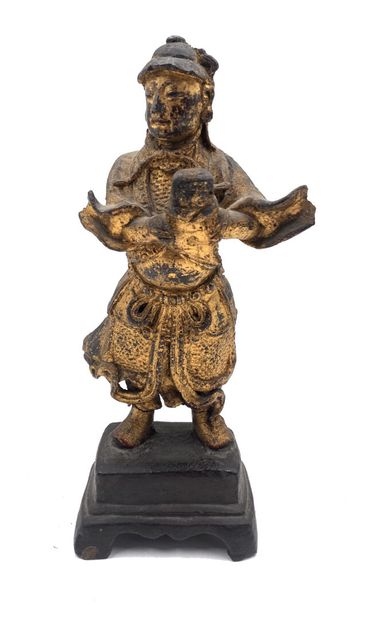 null CHINE, Époque Ming, XVIIe siècle 
Guerrier debout en bronze doré, sur un socle.
Haut....