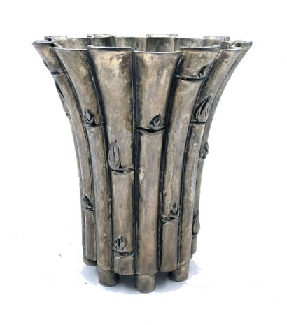 null CHINE, XXe siècle
Vase cornet en métal argenté à décor de bambous.
Haut. : 17,5...