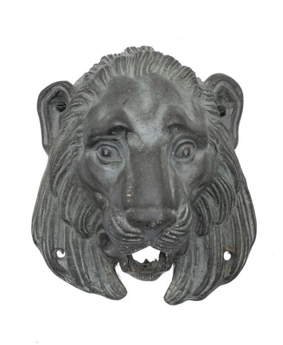 null Bouche de fontaine en bronze à patine brune représentant une tête de lion.
21...