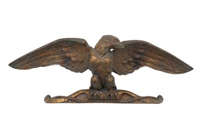 null Aigle aux ailes déployées en bronze doré.
XIXe siècle
14,5 x 48 cm environ