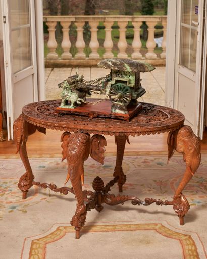 null CHINE, XIXe siècle
Table basse de forme ovale en bois sculpté à décor rinceaux,...