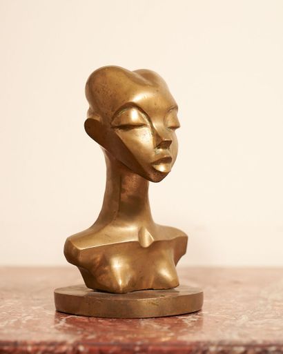 null Ecole contemporaine
Buste féminin
Epreuve en bronze à patine doré.
Haut. : 18...