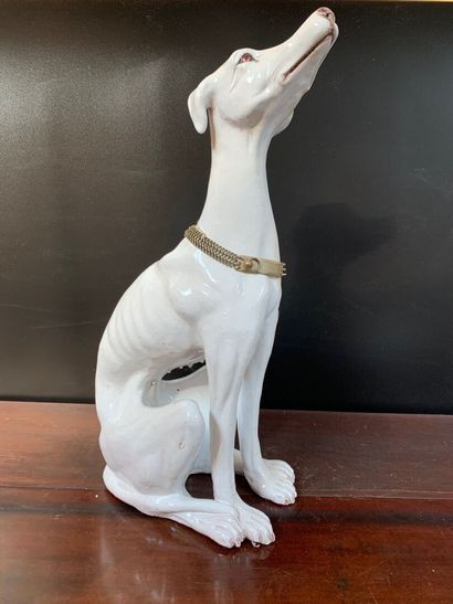 null Grand chien assis en faïence émaillée blanc.
Haut. : 60 cm 
(Restaurations)