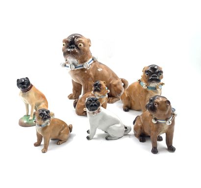 null Set of seven porcelain pugs with polychrome decoration.
Height 8,5 to 21cm 