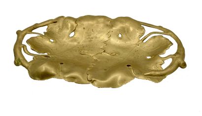 null Vide-poche en bronze doré à décor ciselé de pampres de vigne.
XXe siècle
24...