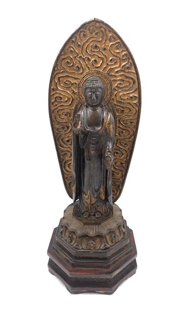 null Japon, XIXe siècle 
Sujet en bois doré représentant Bouddha debout dans une...