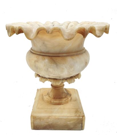 null Vase à col corolle en marbre blanc veiné. 
Monté en lampe
Haut. : 32 cm 