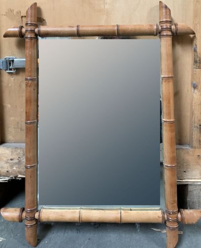 null Miroir rectangulaire en bambou.
XXe siècle
65,5 x 53 cm