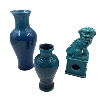 null CHINE, XXe siècle 
Ensemble en porcelaine émaillée turquoise comprenant deux...