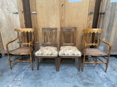null Deux paires de chaises en bois à dossier ajouré, l'assise paillée pour deux,...