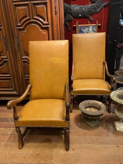 null Deux fauteuils à haut dossier en bois. 
Garniture en cuir cognac.
Style Louis...