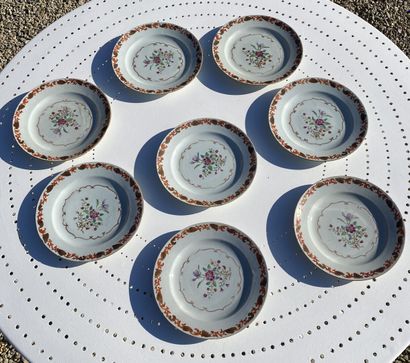 null CHINE 
Huit assiettes circulaires en porcelaine à décor émaillé polychrome des...