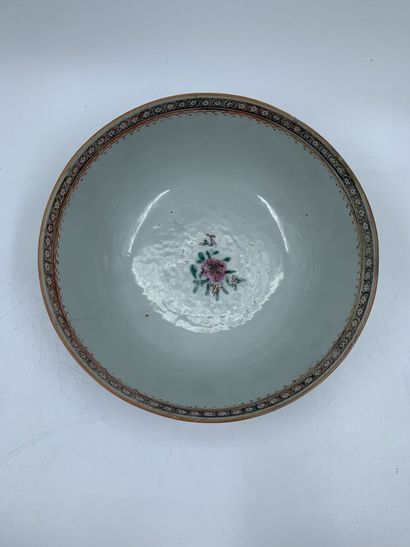null CHINE, XVIIIe siècle 
Sorbet en porcelaine à décor polychrome d'une scène animée....