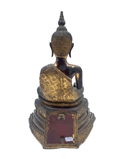 null Thaïlande, Ratanakosin, XIXe siècle
Bouddha assis en padmasana, la main droite...