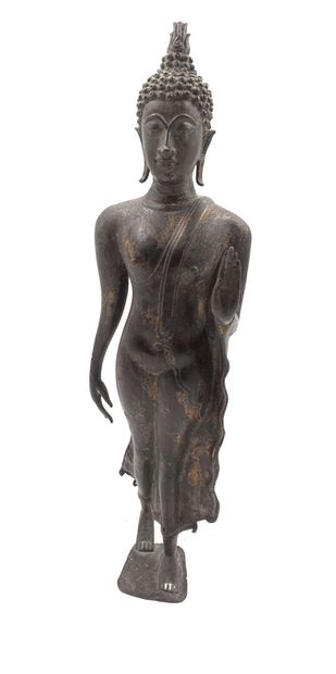 null Thailande, style sukothaï, début XXe
Bouddha marchant, la main gauche en abhaya-mudra...