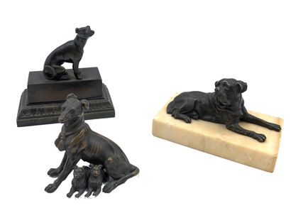 null Ensemble comprenant trois sujets représentant des chiens en bronze à patine...