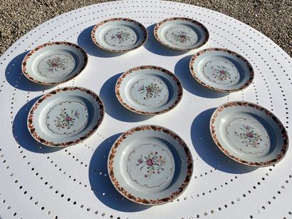 null CHINE 
Huit assiettes circulaires en porcelaine à décor émaillé polychrome des...