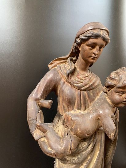 null Sujet en bois sculpté et partiellement doré figurant une Vierge à l'enfant.
XIXe...