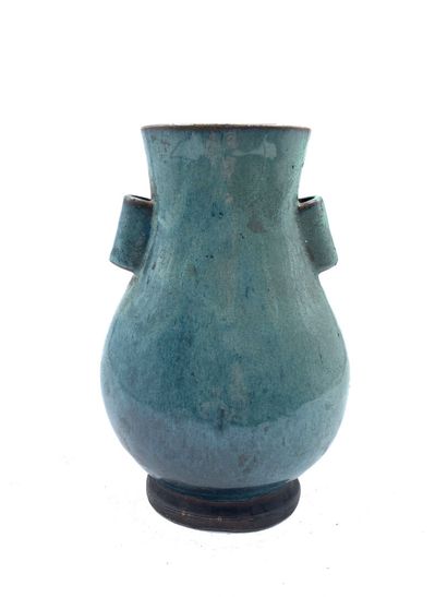 null CHINE, XXe siècle
Vase de forme gu en grès émaillé bleu.
Haut. : 21,5 cm 