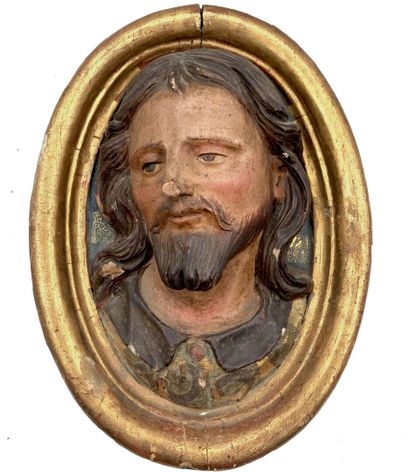 null Médaillon en bois et stuc sculpté polychrome figurant la tête du Christ dans...