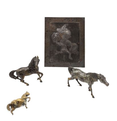 null Ensemble en bronze patiné et doré comprenant trois sujets représentant des chevaux...