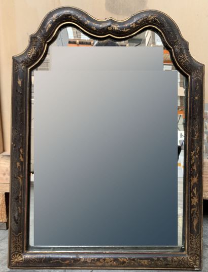 null Miroir en bois laqué noir.
XIXe siècle
58 x 42 cm
(Manques)