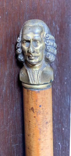 null Canne en bois ornée du buste de Voltaire en bronze doré.
Porte un cachet.
XIXe...