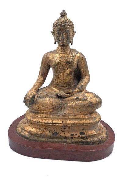 null Thaïlande, XIXe siècle 
Bouddha assis en padmasana, la main droite en bhumisparsa...