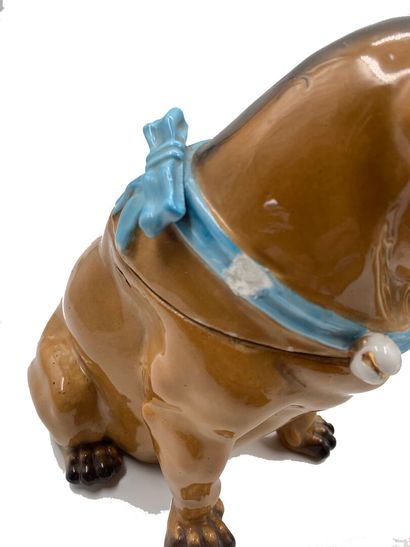 null Set of seven pugs including a candy box in polychrome porcelain.
Height 8,5...