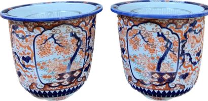 null JAPON, XXe siècle
Paire de cache-pots en porcelaine à décor bleu, rouge vert...